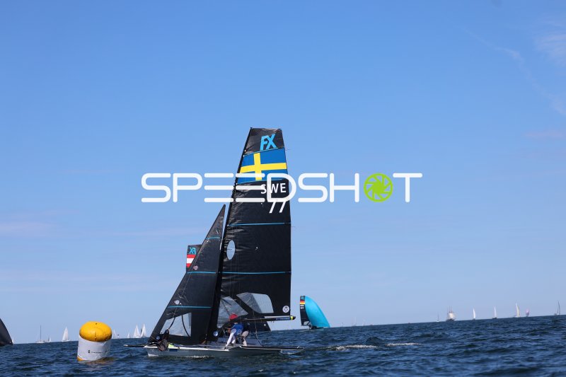 49erFX SWE 77 rundet Tonne bei Regatta in Schilksee
