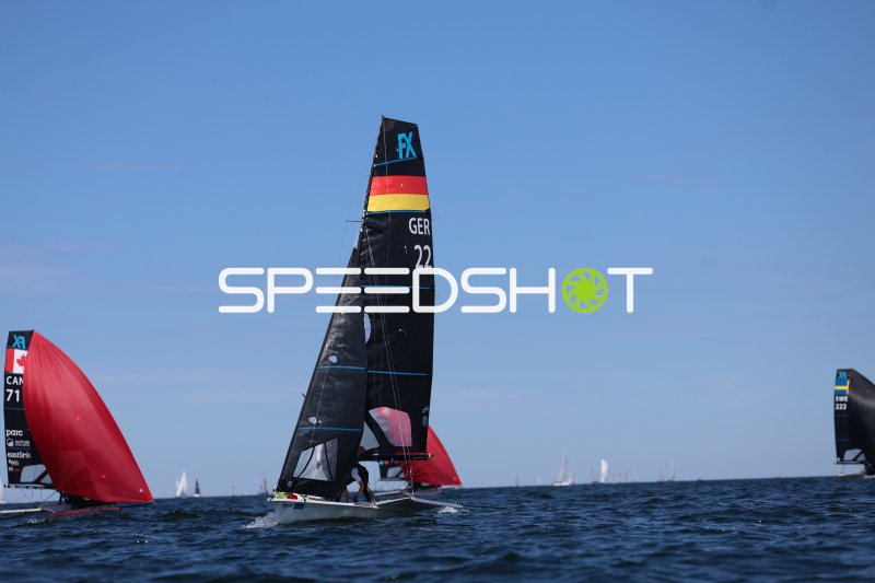 Deutschland (GER 22) im 49erFX-Rennen vor Schilksee