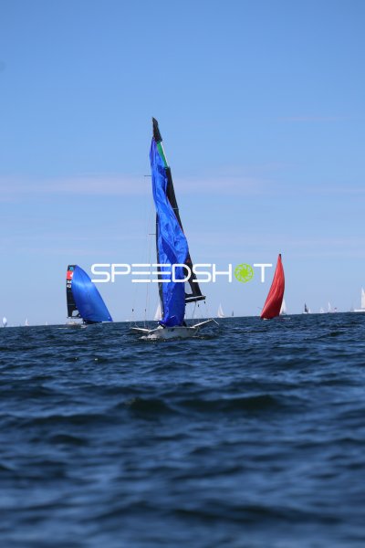 Segelboot mit blauem Spinnaker beim Rennen vor Schilksee