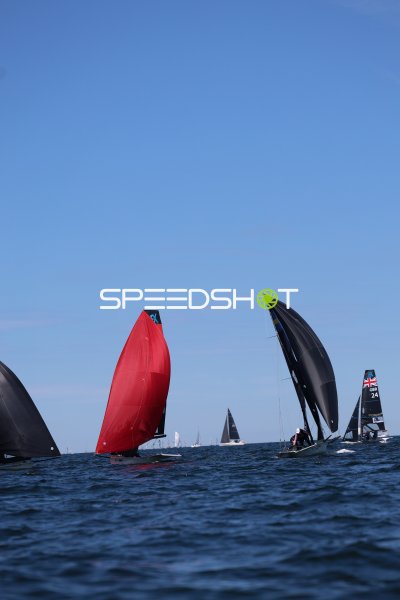 49erFX-Flotte mit Spinnakern beim Regattarennen in Schilksee
