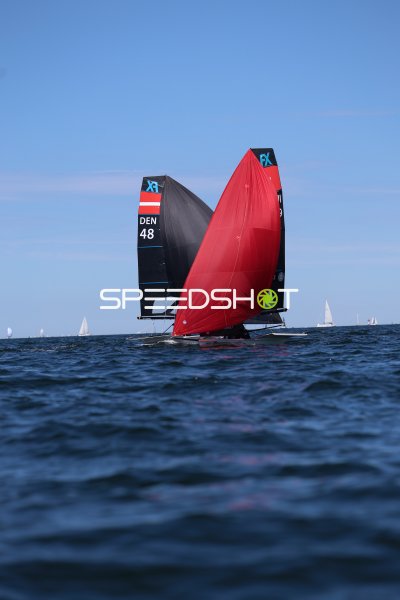 Zwei FX-Skiffs im Spinnaker-Duell auf der Kieler Förde