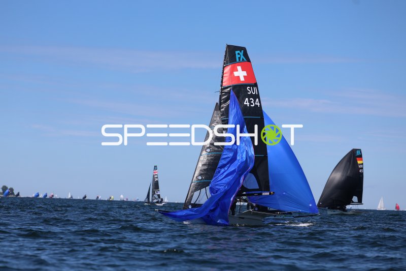 49erFX SUI 434 mit kollabiertem Spinnaker vor Schilksee