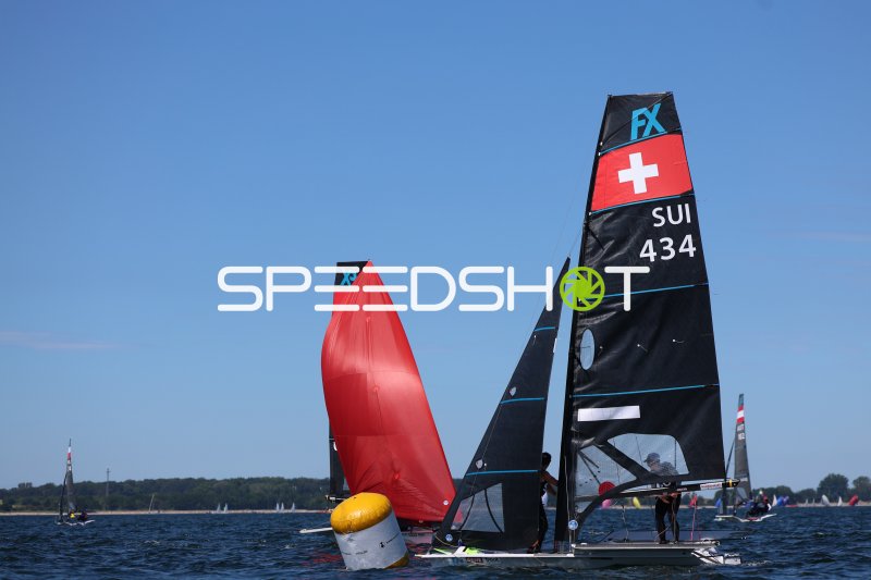 49erFX SUI 434 rundet Tonne bei Regatta in Kiel