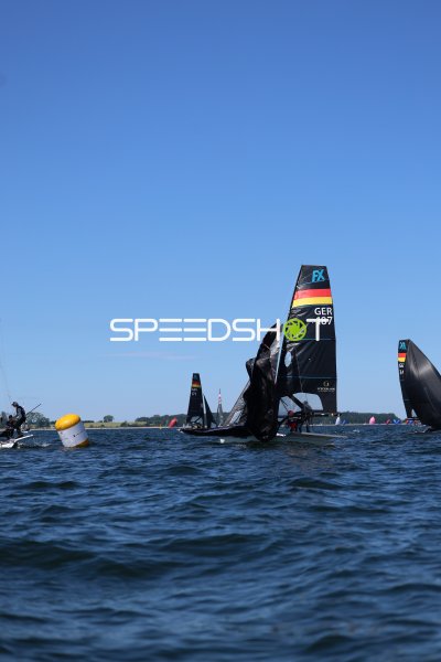 Kenterung bei 49erFX GER 187 beim Regattakurs in Schilksee