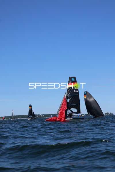 GER 242 mit ausgefahrenem Spinnaker beim Segeln auf der Kieler Förde