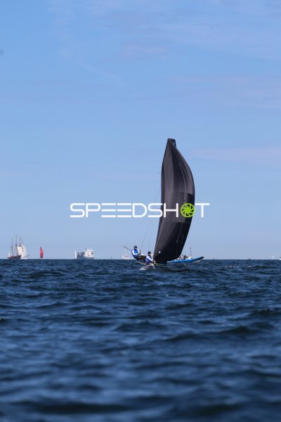 Segelboot mit schwarzem Spinnaker auf der Kieler Förde