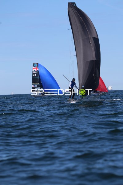 Segelregatta auf der Kieler Förde mit mehreren Booten im Rennen