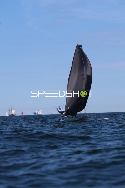 Segelboot mit schwarzem Spinnaker auf der Kieler Förde