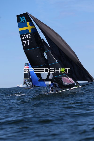 Schweden SWE 77 und Großbritannien GBR 24 beim Segeln in Kiel