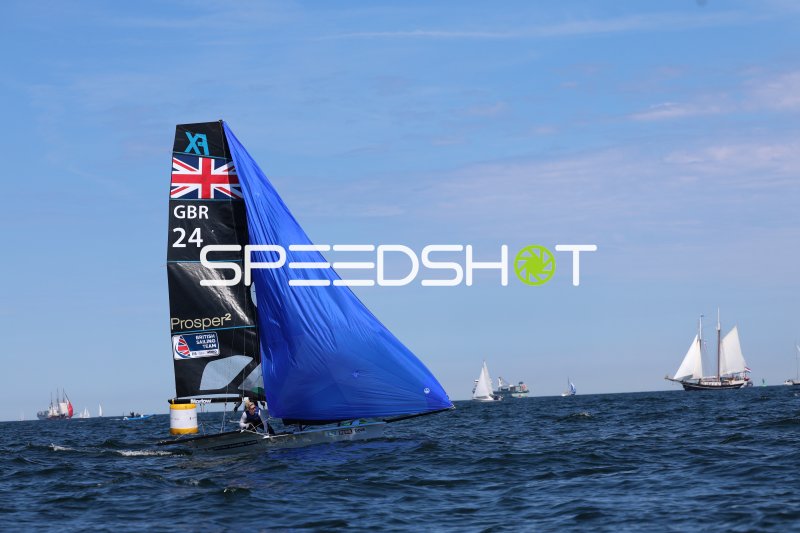 Britisches Segelboot GBR 24 mit Spinnaker vor Schilksee
