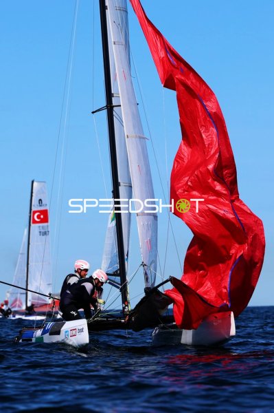 Segelboot mit kollabiertem Spinnaker an der Wendeboje in Schilksee