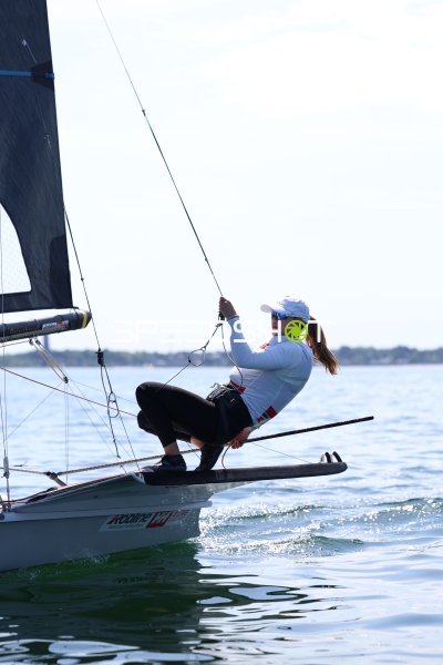 Seglerin beim Trapezflug auf dem Wasser in Kiel