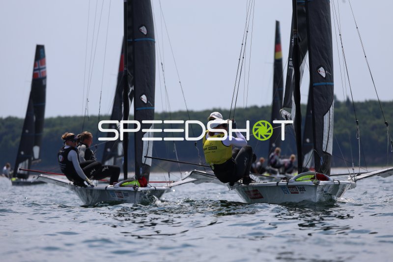 Segelwettbewerb am Olympiazentrum Schilksee mit mehreren Booten im Rennen