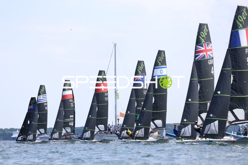 Internationale 49er-Flotte beim Wettkampf in Kiel