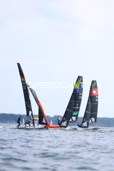 Segelwettbewerb mit Foiling-Katamaranen in der Kieler Förde