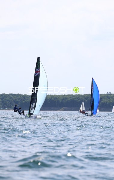 Segelwettbewerb auf der Kieler Förde mit zwei Booten im Rennen