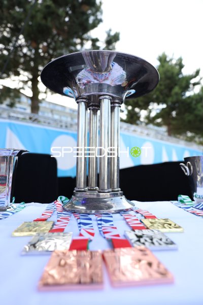 Pokal und Medaillen bei Siegerehrung im Olympiazentrum Schilksee