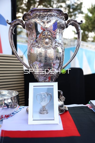 Pokal-Präsentation am Olympiazentrum Schilksee