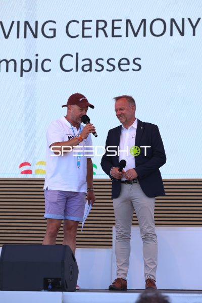 Zwei Personen bei Eröffnungszeremonie am Olympiazentrum Schilksee