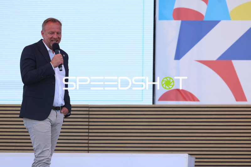 Offizielle bei Ansprache am Olympiazentrum Schilksee