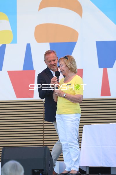 Zwei Personen bei Bühnenauftritt im Olympiazentrum Schilksee