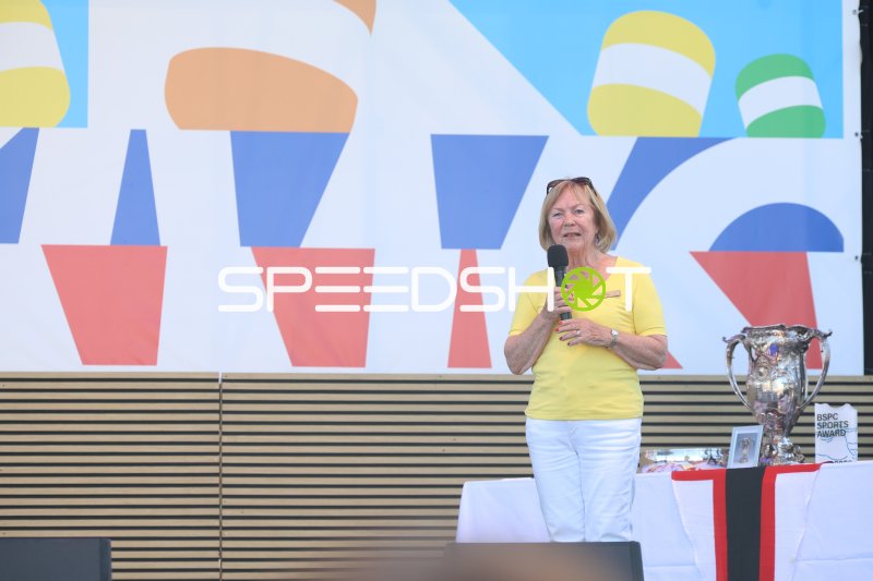 Offizielle bei Siegerehrung am Olympiazentrum Schilksee