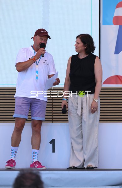 Zwei Personen bei Siegerehrung auf Podium im Olympiazentrum Schilksee