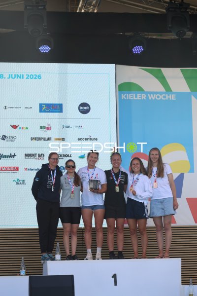 Siegerehrung bei der Kieler Woche 2026 im Olympiazentrum Schilksee