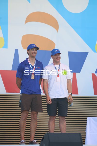 Nevin Snow und Ian MacDiarmind bei Siegerehrung der Kieler Woche 2026