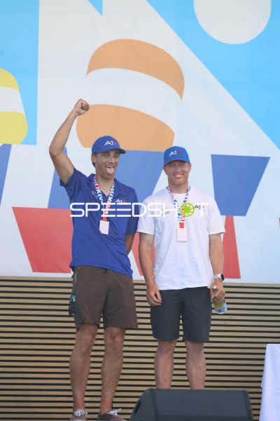 Segler-Podium bei der Kieler Woche 2026 – Medaillenfeier im Olympiazentrum Schilksee