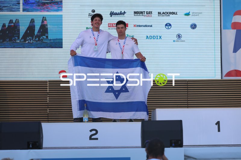 Israelische Segler mit Medaillen und Flagge auf dem Podium in Kiel
