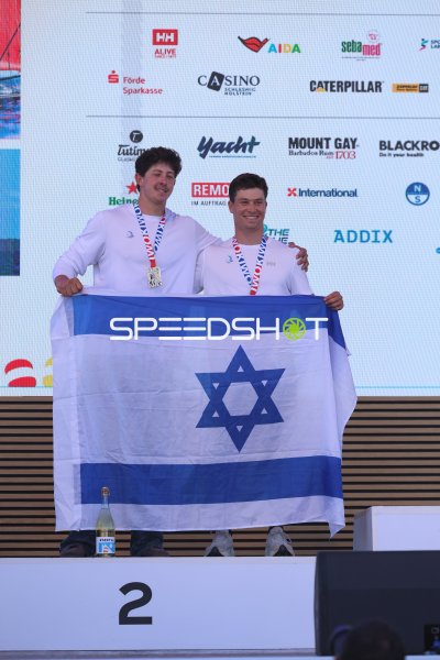 Israelische Segler feiern Medaillenerfolg mit Nationalflagge