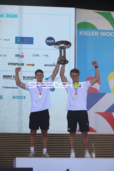 Richner und Schärer mit dem Siegerpokal in der 49er Klasse