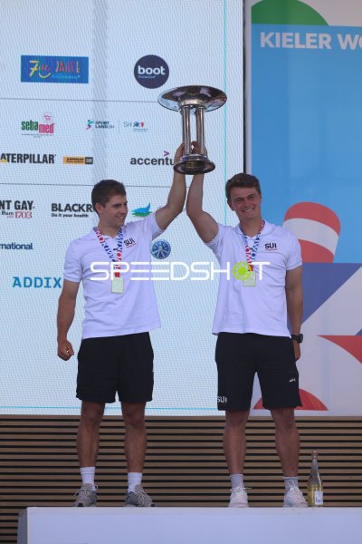 Schweizer Segler mit Pokal auf dem Podium in Kiel