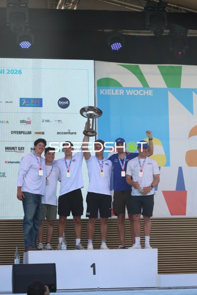 Siegerehrung Kieler Woche 2026 – Pokalübergabe auf dem Podium
