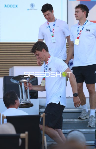 Schweizer Athleten mit Pokal bei Siegerehrung im Olympiazentrum Schilksee
