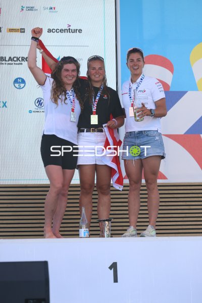 Siegerehrung mit drei Athletinnen auf dem Podium in Kiel