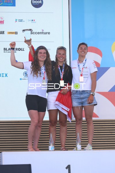 Siegerehrung Kieler Woche 2026: Anna Munch, Helena Wolff und Chiara Benini Floriani triumphieren