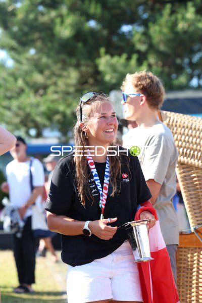 Helena Wolff triumphiert bei der Kieler Woche 2026 - Seglerin mit Medaille und Pokal