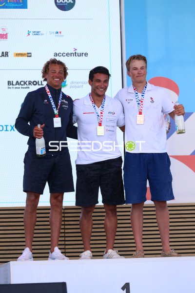 Siegerehrung mit drei Athleten auf dem Podium in Kiel