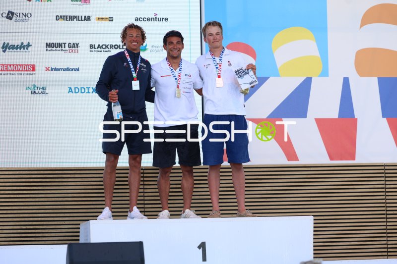 Siegerehrung mit drei Medaillengewinnern auf dem Podium
