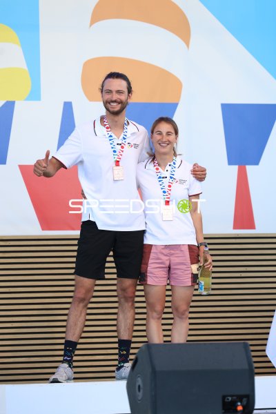 Zwei Athleten auf dem Siegerpodium im Olympiazentrum Schilksee