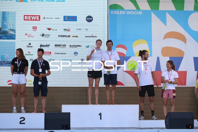 Siegerehrung Kieler Woche 2026: Segler der Klasse Mixed Dinghy auf dem Podium geehrt