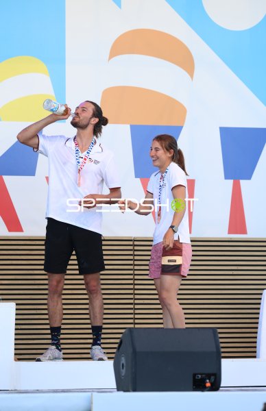 Siegerehrung im Olympiazentrum Schilksee – zwei Athleten mit Medaillen