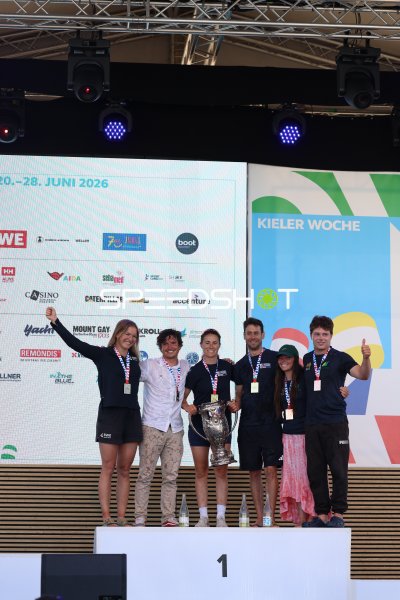 Siegerehrung mit Pokal auf dem Podium in Kiel