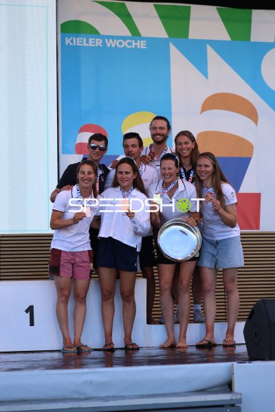 Deutsches Segelteam mit Medaillen und Pokal auf dem Podium