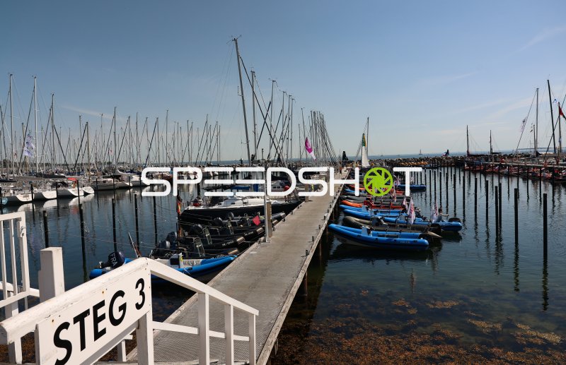 Segelhafen Schilksee in Kiel mit vertäuten Booten und Segelmasten