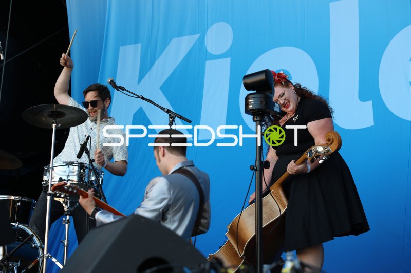 Tobi am Schlagzeug, Jonas Heider und Sabine (Stranger Cats) live auf der Bühne in Kiel