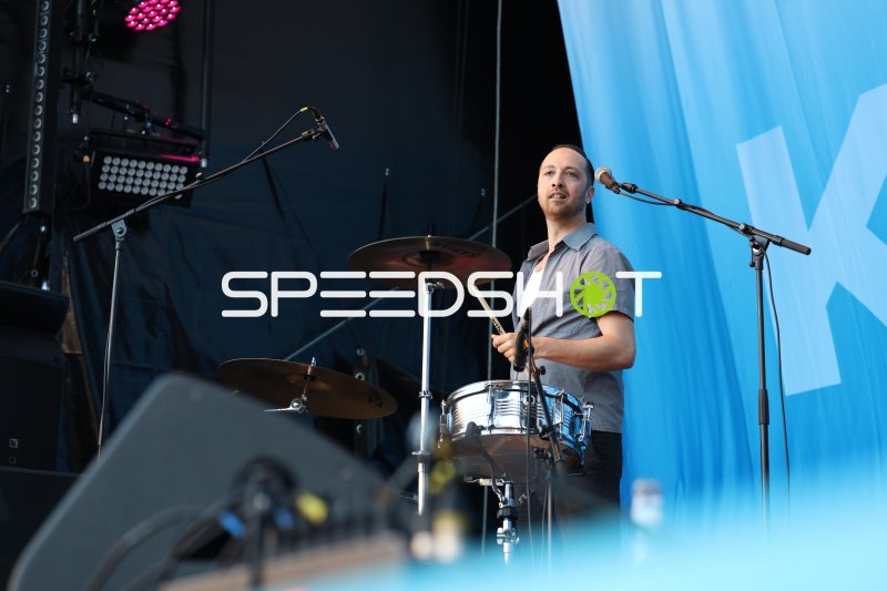 Schlagzeuger bei Open-Air-Auftritt in Kiel