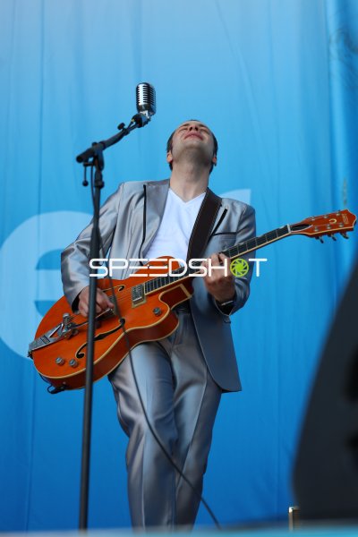Gitarrist mit Gretsch-Gitarre bei leidenschaftlichem Auftritt in Kiel, Jonas Heider (Stranger Cats)